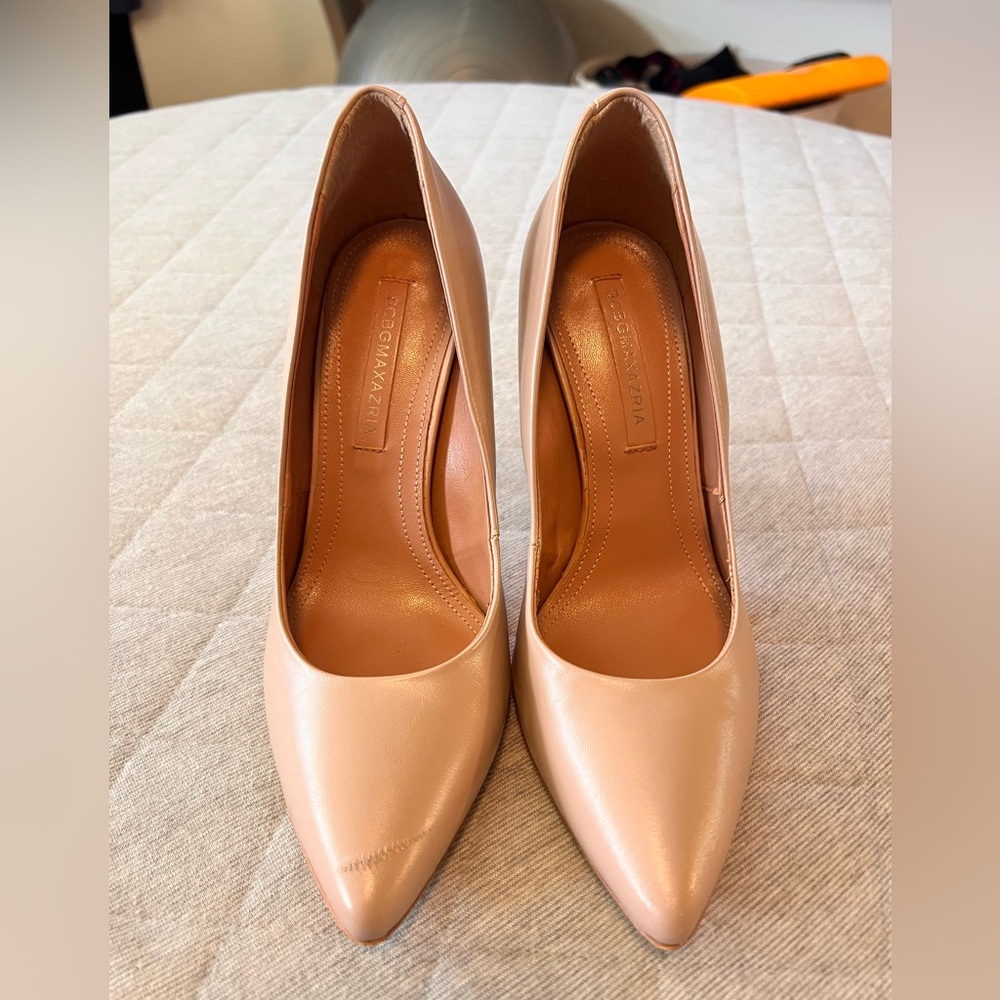 BCBG MAXAZRIA Italian Sz 7 Opia Nude Leather 4” Pointed Toe Heels Original $450
